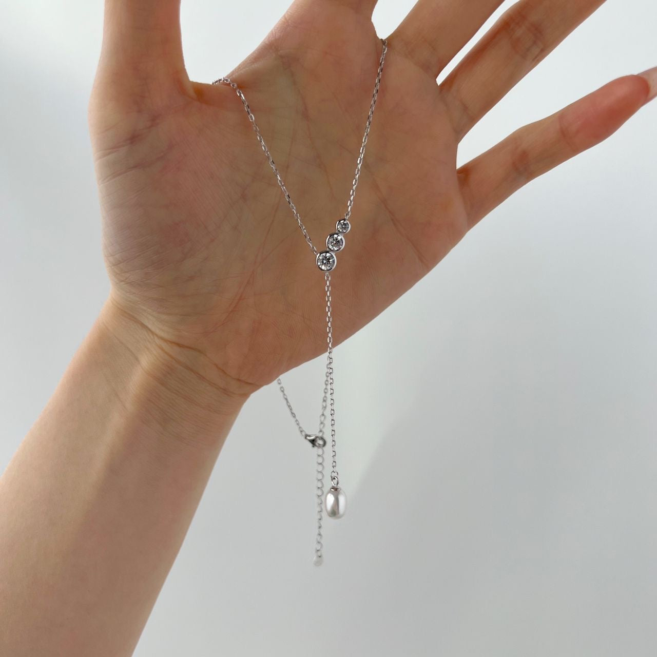 Detailed view of the pearl and zirconia of the Lariat bridal necklace "Tiffany", silver