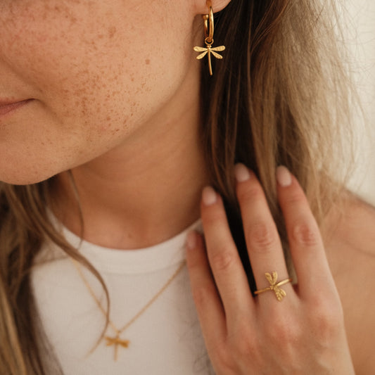 goldene Libellen Ohrringe am Model