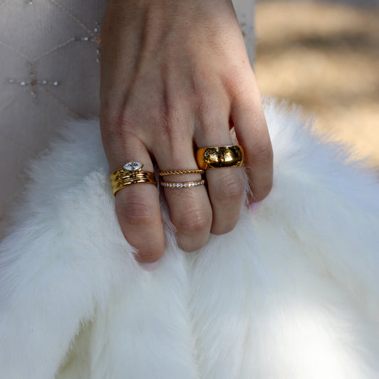 Fiorella Ring mit gedrehter Form – weitere Ansicht