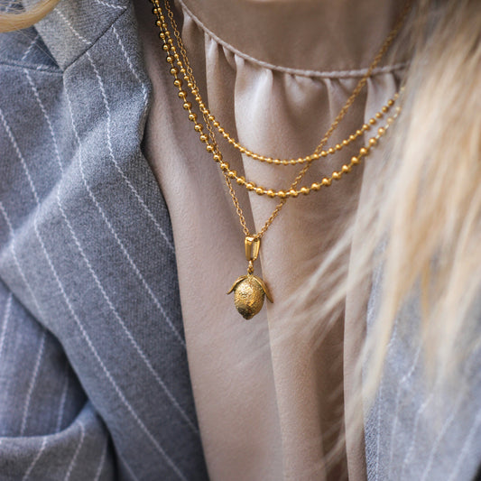 Vergoldete Edelstahlkette mit stilvollem Zitronen-Anhänger – hypoallergen & robust.