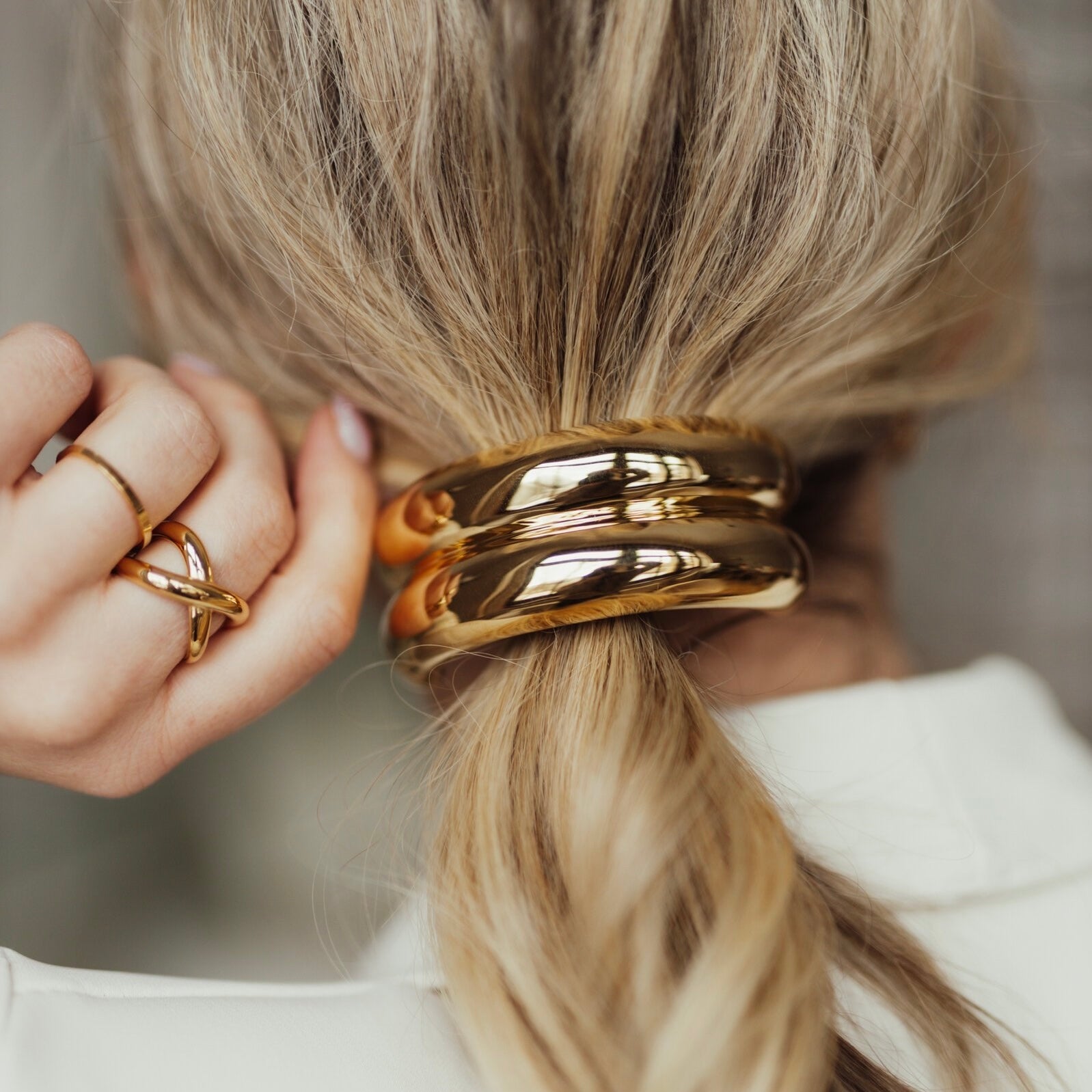 Elegant metal hair tie for a secure hold and luxurious styling
