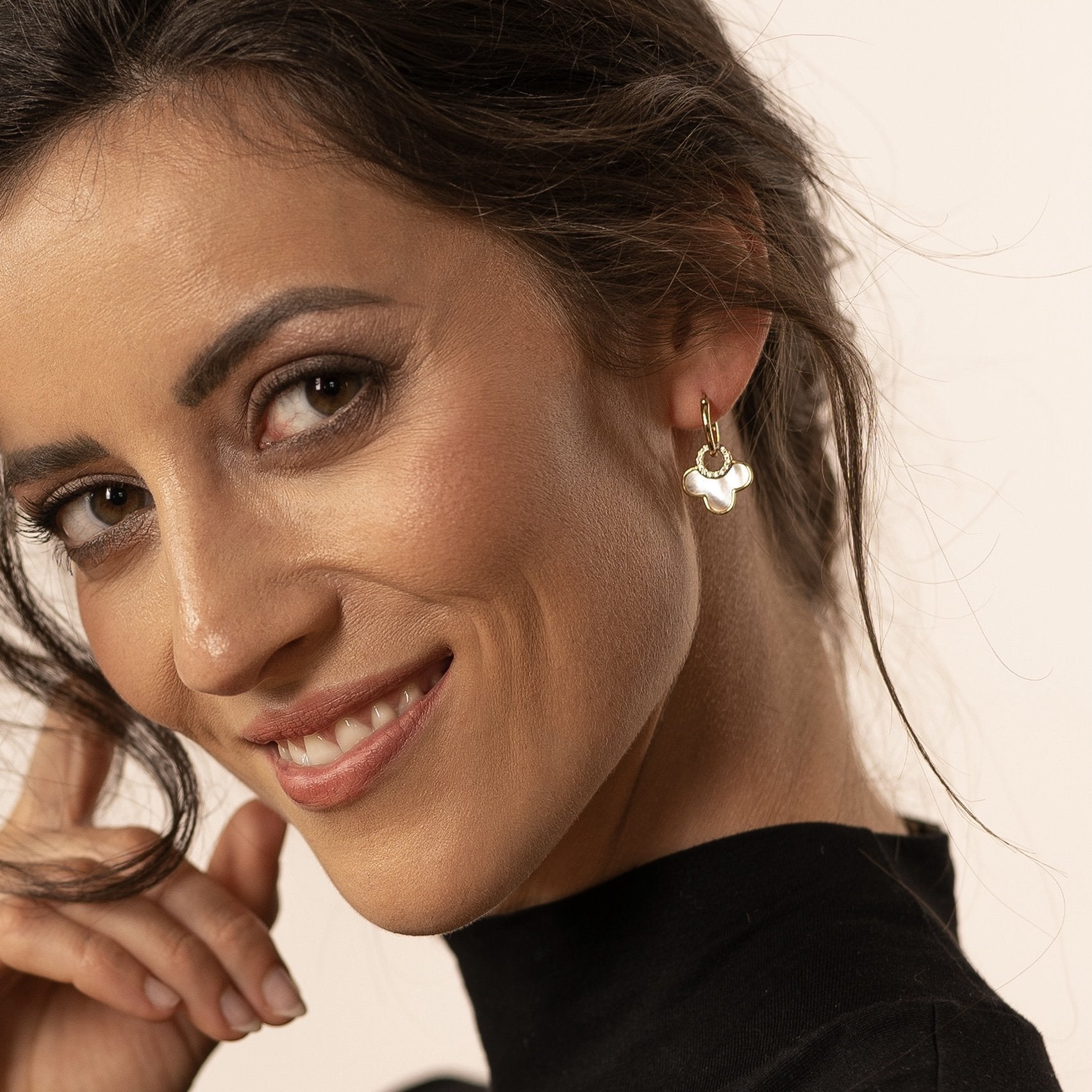 CHIAVE earrings with zirconia and mother-of-pearl cloverleaf pendant