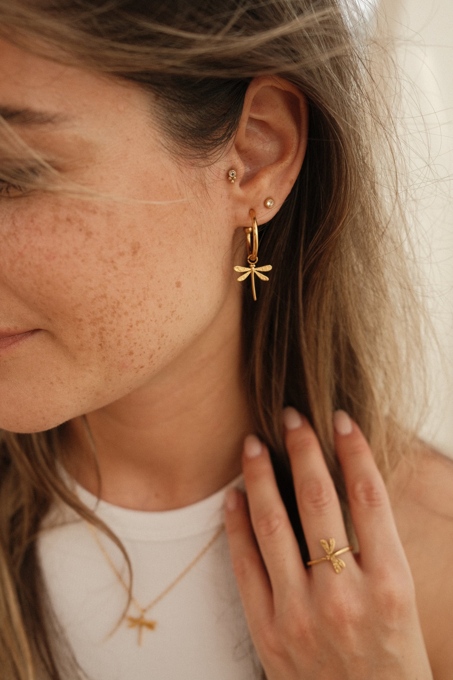 goldene Libellen Ohrringe am Model