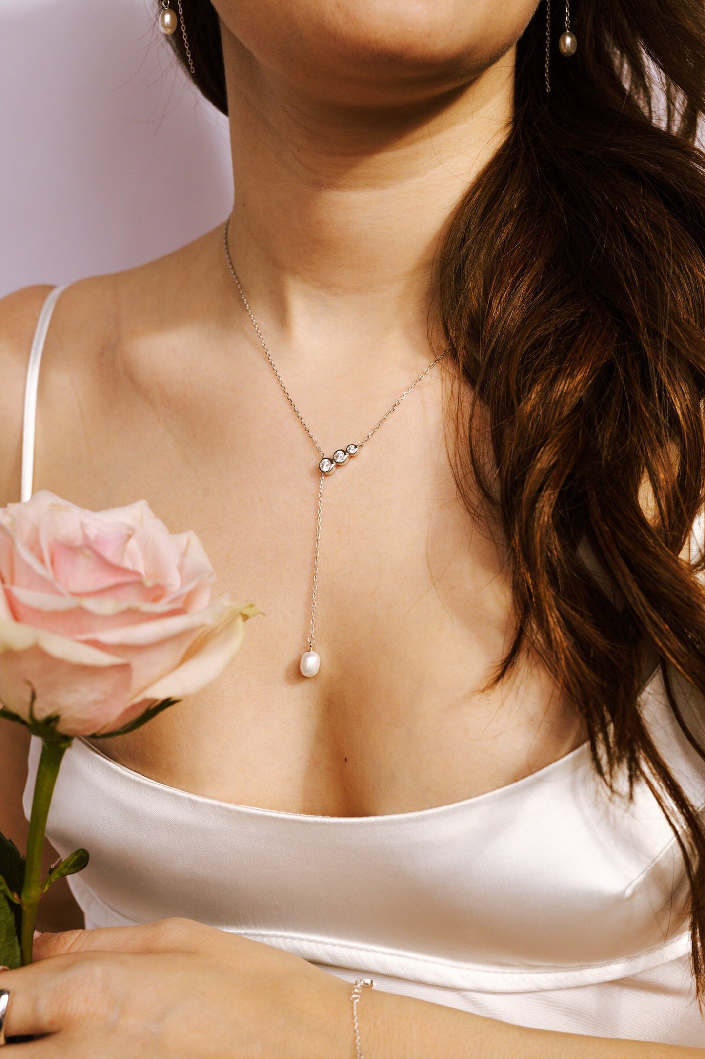 Braut mit der Lariat-Kette „Tiffany“ – eleganter Brautschmuck.