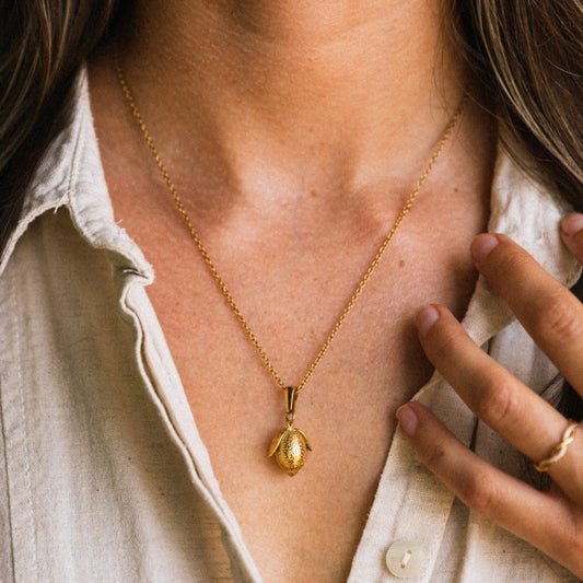 Necklace with lemon model