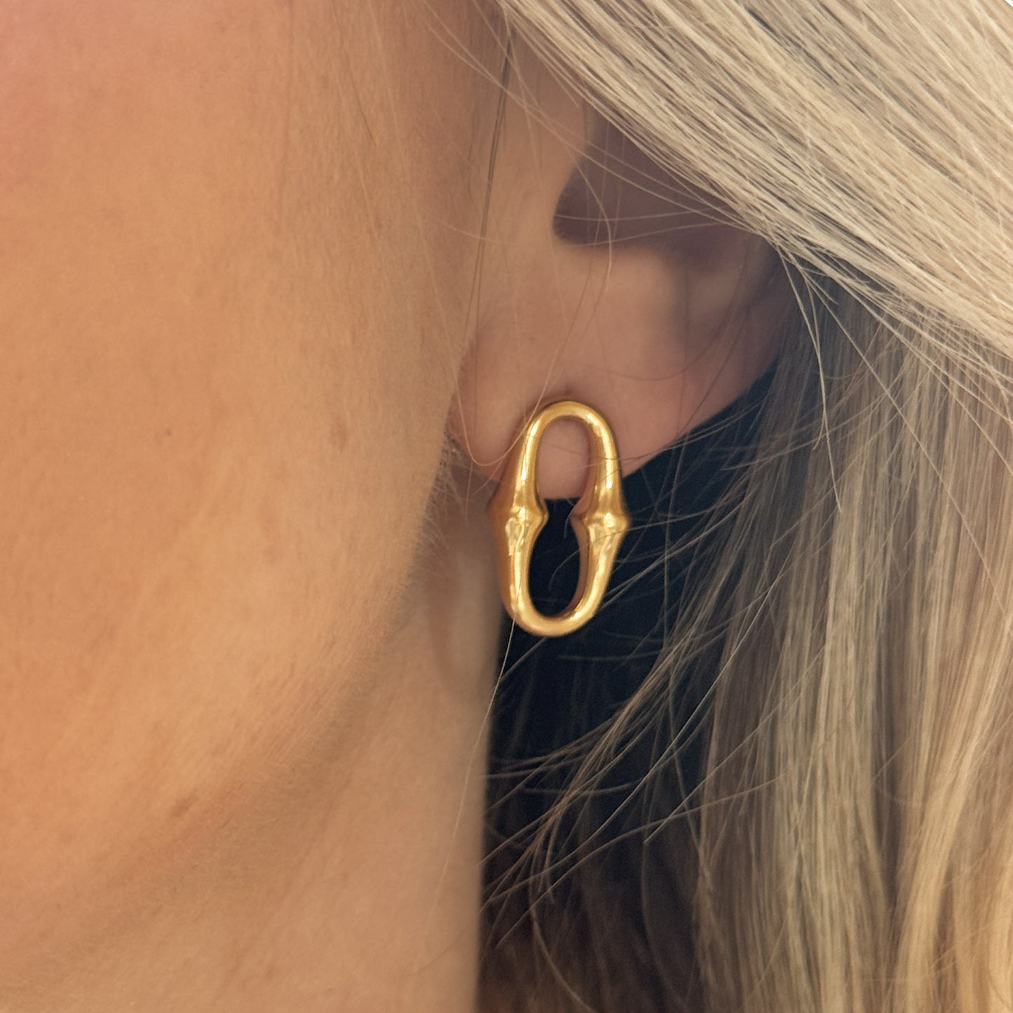 DISTINTO stud earrings