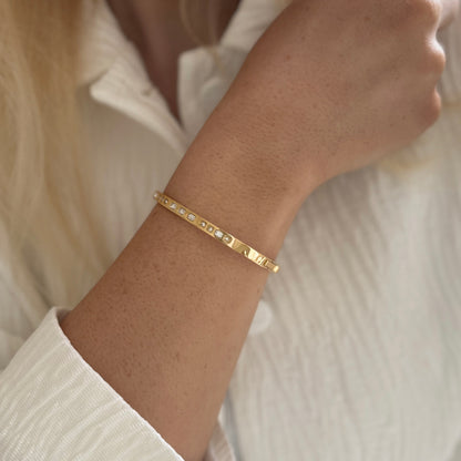 Morsecode Armreif mit Liebe zum Detail – Edelstahl mit 18K Vergoldung oder Rhodium-Plattierung.