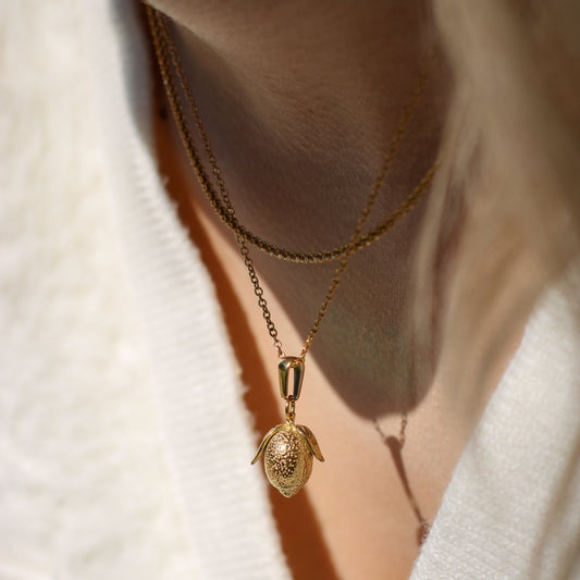 Necklace with lemon gold